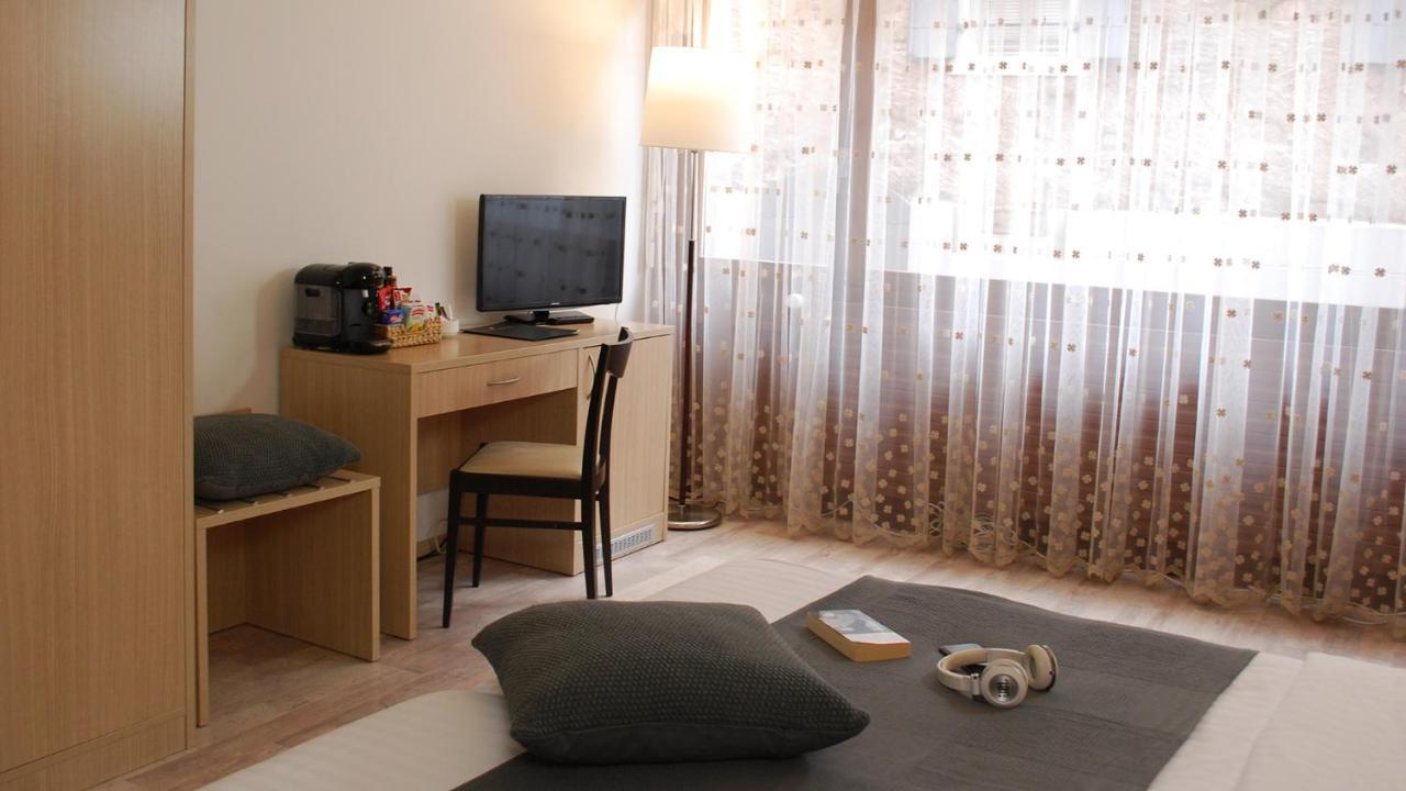 De La Vieille Tour Hotel