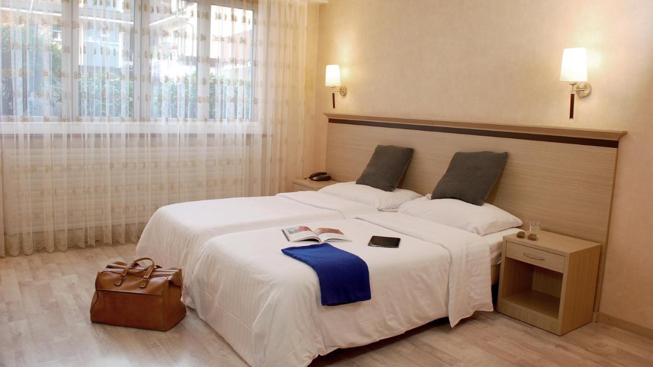 De La Vieille Tour Hotel